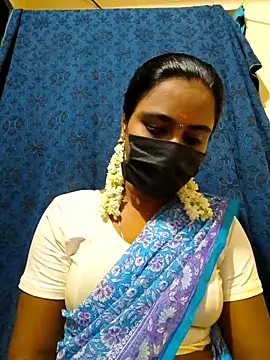 Snapshot of mini-queen chatting on November 2025 04:55:01 PM mini-queen online show from November 2025 04:55:01 PM