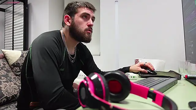 Snapshot of Mike_Platano chatting on November 2025 08:42:01 PM Mike Platano online show from November 2025 08:42:01 PM