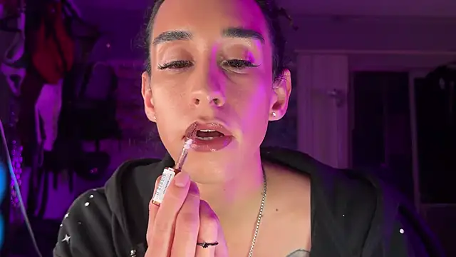 Snapshot of xoFrankie chatting on December 2025 01:11:01 AM xoFrankie online show from December 2025 01:11:01 AM