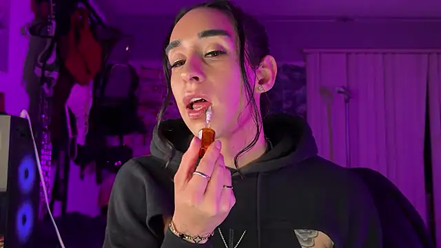 Snapshot of xoFrankie chatting on December 2025 01:45:02 AM xoFrankie online show from December 2025 01:45:02 AM