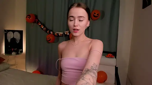 Snapshot of Chloeee4200 chatting on November 2025 01:35:02 PM Chloeee4200 online show from November 2025 01:35:02 PM