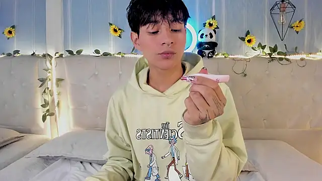 AleAurarashi online show from December 2025 04:50:01 AM