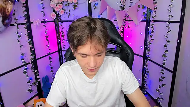 Snapshot of Ethan_Rivers chatting on October 2025 08:51:02 PM Ethan Rivers online show from October 2025 08:51:02 PM