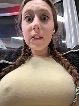 Snapshot of FroggyAnna chatting on December 2025 03:32:02 PM FroggyAnna online show from December 2025 03:32:02 PM