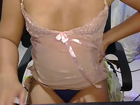 Snapshot of honeyLushess chatting on November 2025 01:40:01 AM honeyLushess online show from November 2025 01:40:01 AM