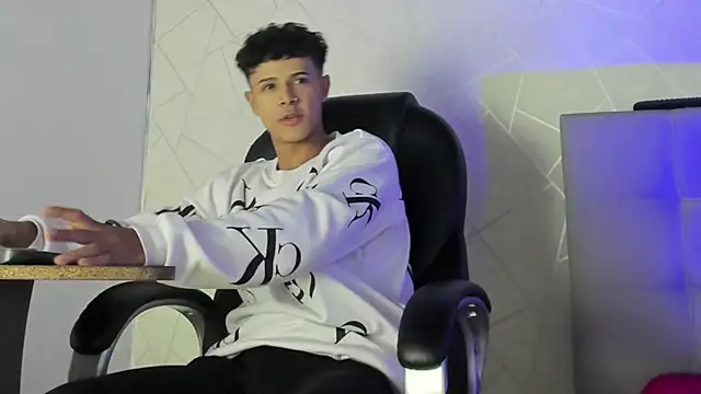 Alex Colton7 online show from December 2025 04:06:02 AM