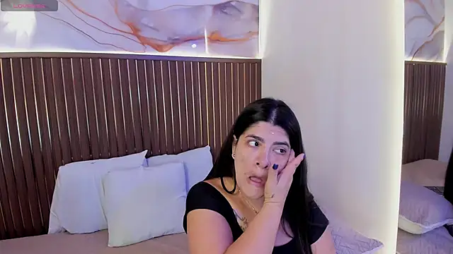 Snapshot of Roxie-NS chatting on November 2025 11:42:01 AM Roxie-NS online show from November 2025 11:42:01 AM