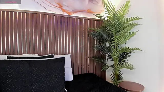 Roxie-NS online show from April 2026 12:25:01 PM