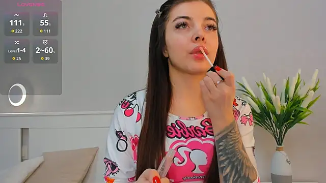 Snapshot of AuroraVice chatting on November 2025 06:24:02 AM AuroraVice online show from November 2025 06:24:02 AM