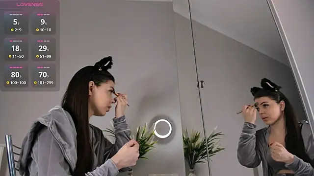 Snapshot of AuroraVice chatting on November 2025 06:24:02 AM AuroraVice online show from November 2025 06:24:02 AM