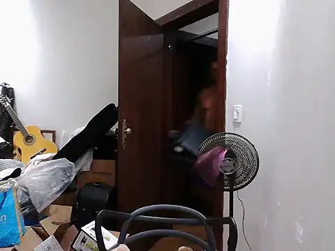 Snapshot of Mitt1993b chatting on December 2025 01:42:01 PM Mitt1993b online show from December 2025 01:42:01 PM