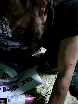 bearded cross online show from December 2025 05:47:01 AM