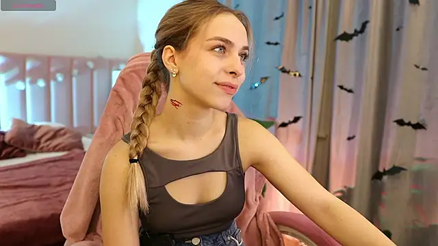 Snapshot of ShinyBarbie chatting on October 2025 06:13:02 AM ShinyBarbie online show from October 2025 06:13:02 AM