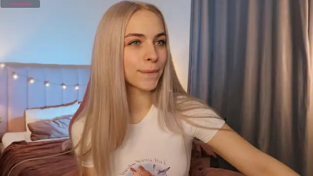 Snapshot of ShinyBarbie chatting on November 2025 06:48:01 AM ShinyBarbie online show from November 2025 06:48:01 AM