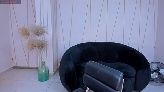 LeahNovac online show from November 2025 11:14:01 AM