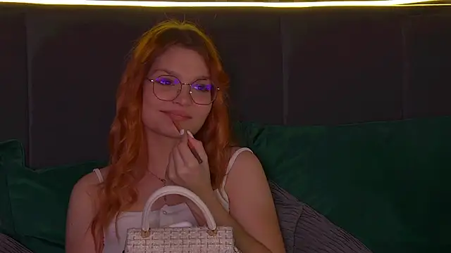 Snapshot of BellaMarebelle chatting on September 2025 04:14:02 AM BellaMarebelle online show from September 2025 04:14:02 AM