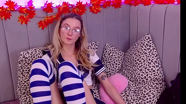 Snapshot of MaeLili chatting on October 2025 08:04:02 AM MaeLili online show from October 2025 08:04:02 AM