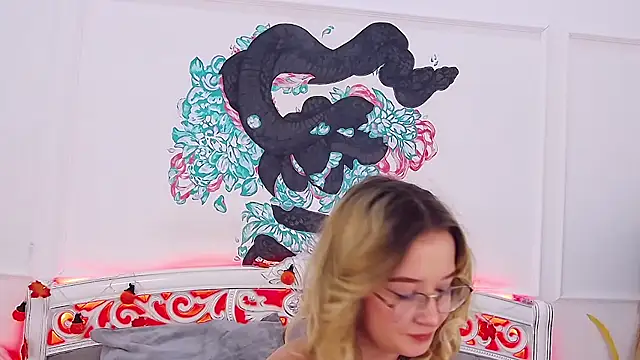 Snapshot of MaeLili chatting on October 2025 04:27:01 AM MaeLili online show from October 2025 04:27:01 AM