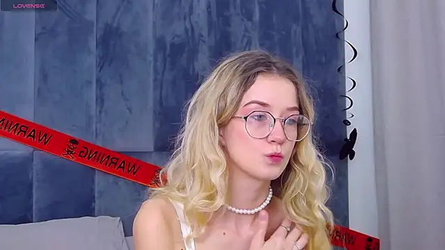 Snapshot of MaeLili chatting on October 2025 03:42:02 AM MaeLili online show from October 2025 03:42:02 AM