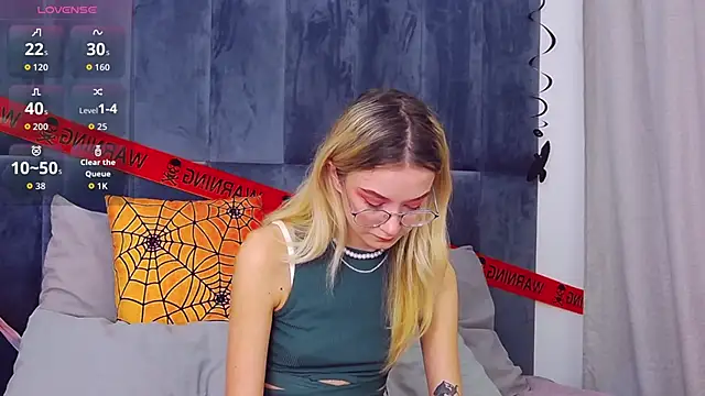 Snapshot of MaeLili chatting on October 2025 04:25:02 AM MaeLili online show from October 2025 04:25:02 AM