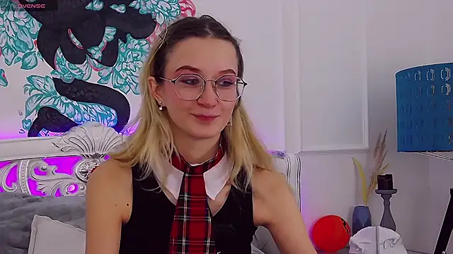 Snapshot of MaeLili chatting on November 2025 04:11:02 AM MaeLili online show from November 2025 04:11:02 AM