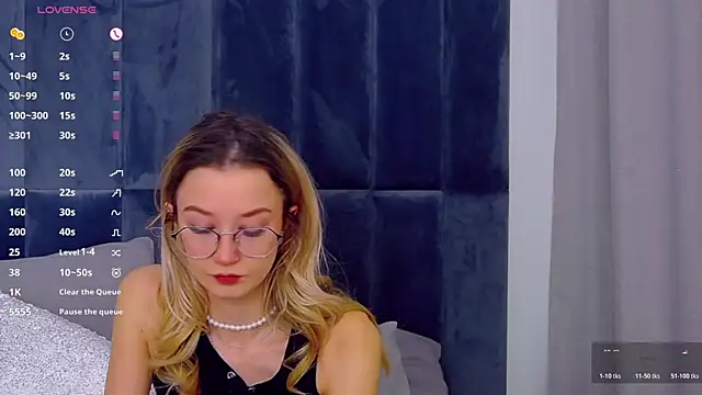 Snapshot of MaeLili chatting on November 2025 04:13:01 AM MaeLili online show from November 2025 04:13:01 AM