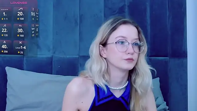 Snapshot of MaeLili chatting on December 2025 04:09:01 AM MaeLili online show from December 2025 04:09:01 AM