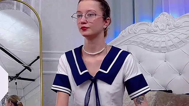 Snapshot of MaeLili chatting on December 2025 12:32:01 PM MaeLili online show from December 2025 12:32:01 PM