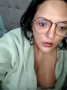 Snapshot of AuroraChest chatting on September 2025 07:52:02 AM AuroraChest online show from September 2025 07:52:02 AM