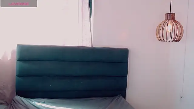 Madiso Santiel online show from December 2025 07:11:02 PM