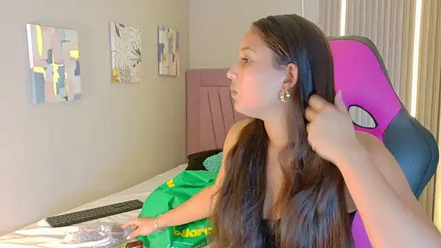 Snapshot of Laly_Cherry_ chatting on November 2025 12:20:01 PM Laly Cherry online show from November 2025 12:20:01 PM