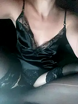 Snapshot of Leaa2000 chatting on October 2025 09:42:02 PM Leaa2000 online show from October 2025 09:42:02 PM