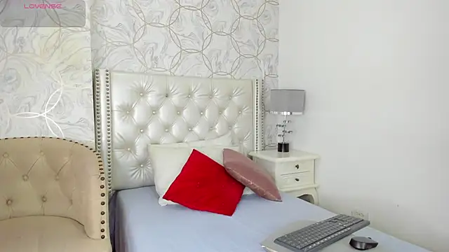 Snapshot of amara_rousse chatting on September 2025 11:43:01 AM amara rousse online show from September 2025 11:43:01 AM