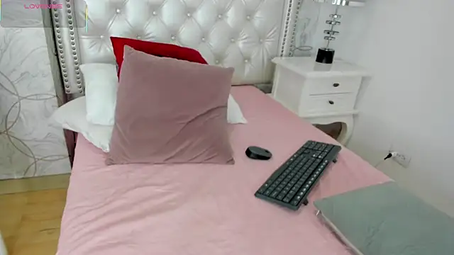 Snapshot of amara_rousse chatting on October 2025 11:54:01 AM amara rousse online show from October 2025 11:54:01 AM