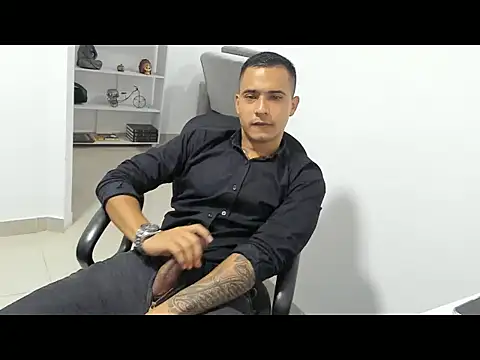 Snapshot of AndrewGmz chatting on November 2025 02:21:01 AM AndrewGmz online show from November 2025 02:21:01 AM