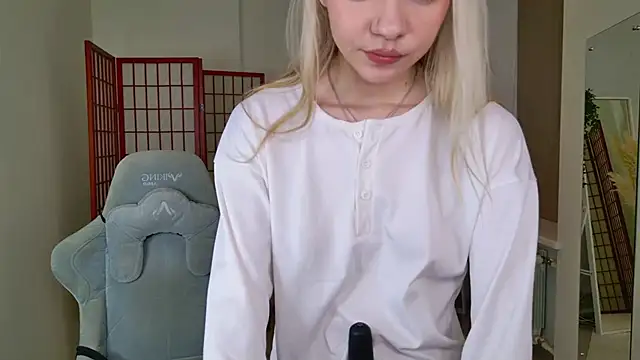 Snapshot of NyxBlonde chatting on November 2025 01:34:01 PM NyxBlonde online show from November 2025 01:34:01 PM