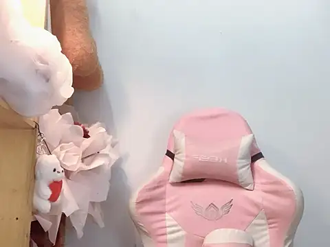 Snapshot of Pony898 chatting on December 2025 06:02:01 PM Pony898 online show from December 2025 06:02:01 PM