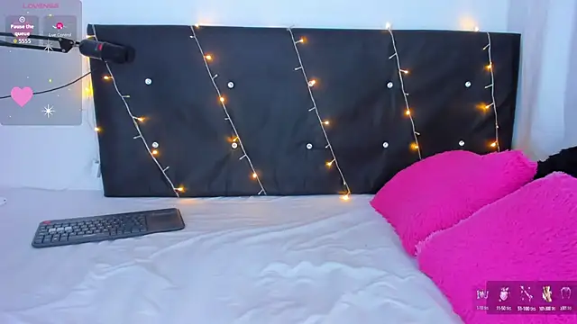 Danaa moore  online show from October 2025 09:31:01 PM