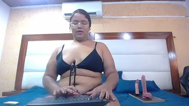 Snapshot of NicolBonnie chatting on September 2025 08:01:02 PM NicolBonnie online show from September 2025 08:01:02 PM
