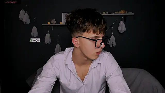 Snapshot of travis_wolf_ chatting on October 2025 08:32:01 PM travis wolf online show from October 2025 08:32:01 PM