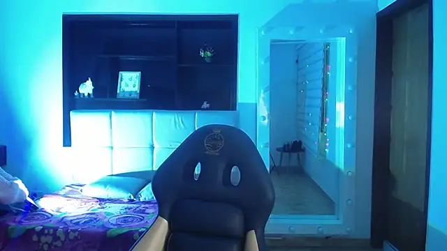  Charlotte Collins  online show from January 2026 02:33:01 PM