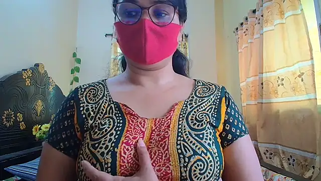 Snapshot of Elena_cruz5 chatting on May 2026 04:41:02 AM Elena cruz5 online show from May 2026 04:41:02 AM