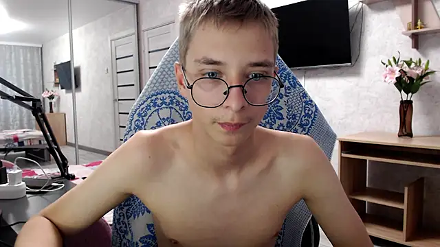 glasses cat online show from May 2026 05:18:02 PM