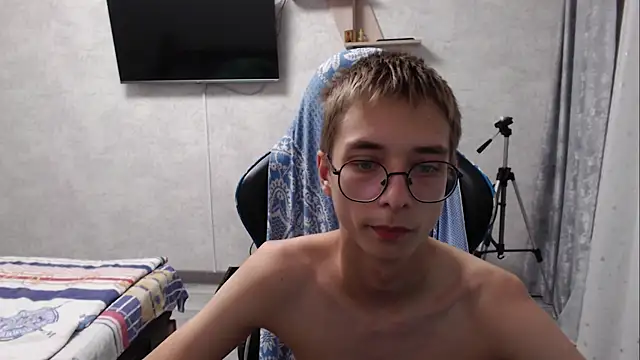 glasses cat online show from August 2026 09:03:01 PM