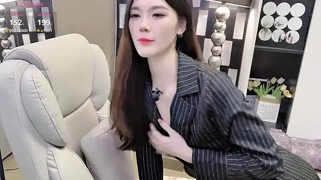 Yueyue-MM online show from November 2025 02:09:01 PM