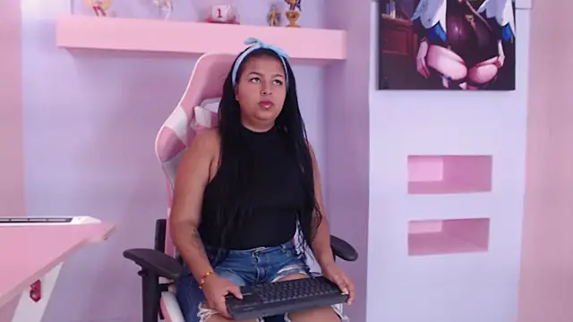 Snapshot of AlahiaJoness chatting on October 2025 03:56:01 AM AlahiaJoness online show from October 2025 03:56:01 AM