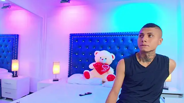 Damian and roxanne online show from October 2025 12:33:01 PM