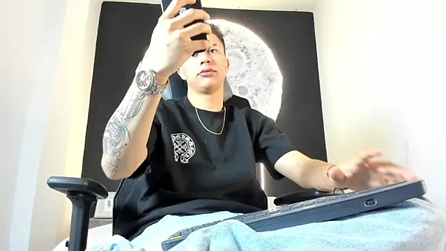 liaamsmiith  online show from October 2025 12:23:01 PM