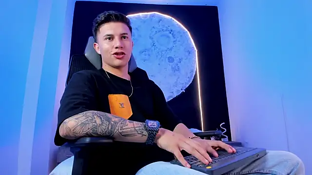 liaamsmiith  online show from October 2025 12:40:02 PM