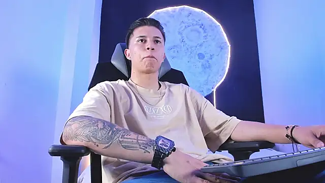 liaamsmiith  online show from November 2025 12:27:01 PM